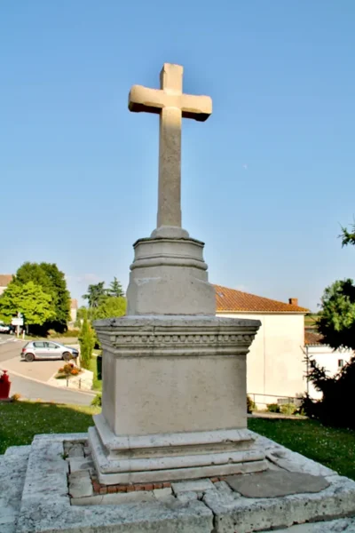 Croix devant l'église Saint-Michel